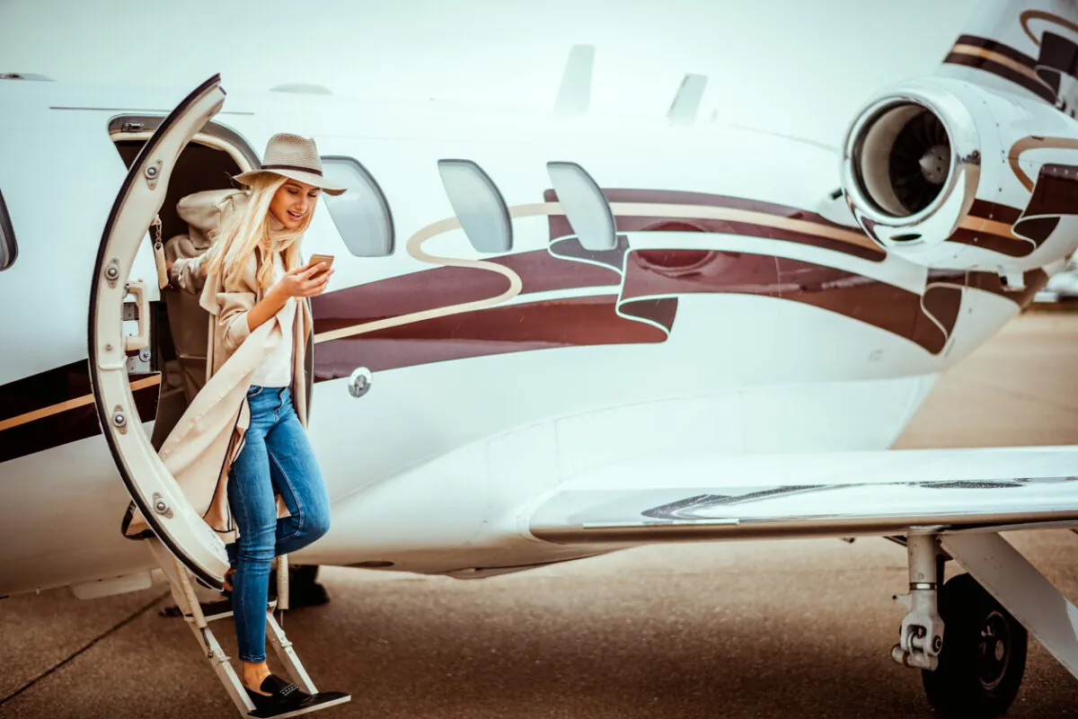 Guide to Single Travel: Tips, Benefits,...